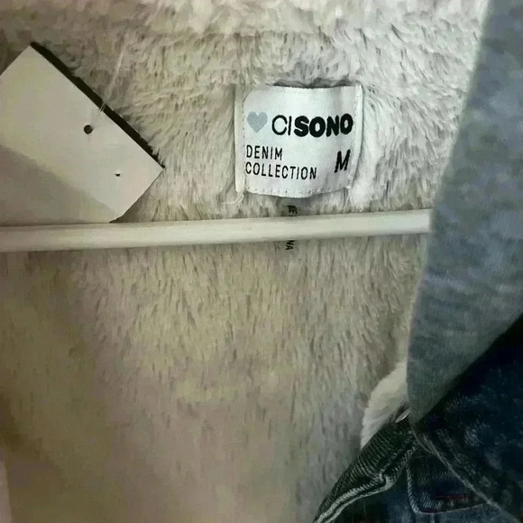 Womens jean jacket size medium, fuzzy on inside- NWT - Picture 2 of 4